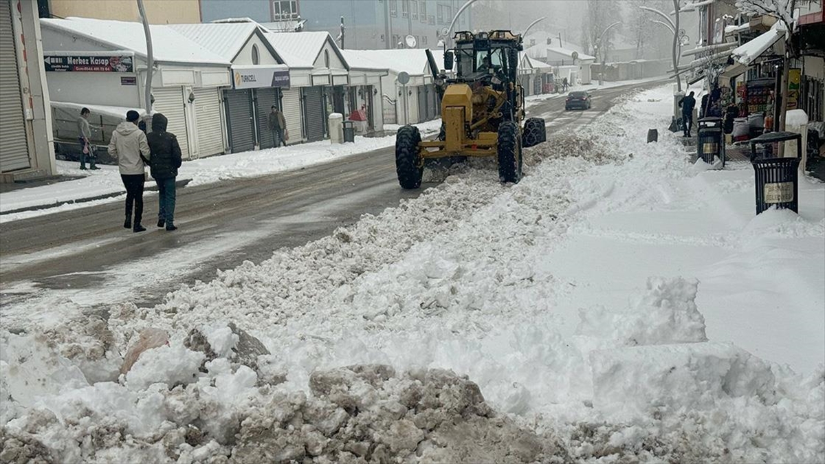 Van, Bitlis, Hakkari ve Muş'ta dün geceden bu yana aralıklarla