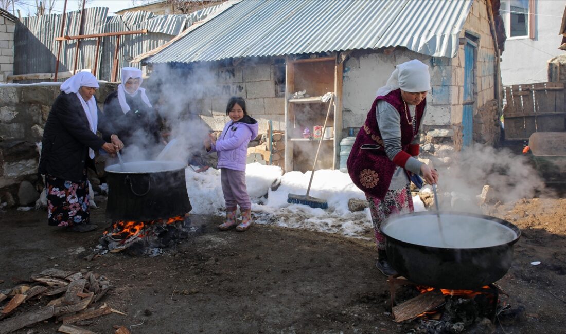 Van'ın Erciş ilçesinde yaşayan Kırgız Türkleri, evlerinde verdikleri iftarda, mahalle