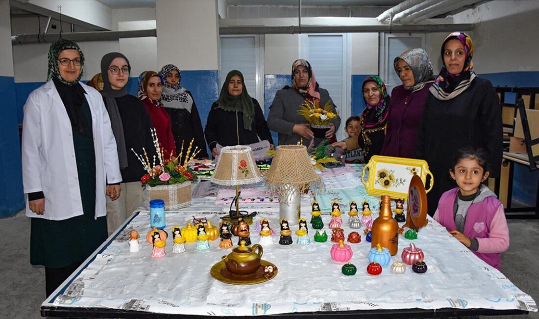 Tuşba ilçesindeki okulun bodrum katında atölye oluşturan usta öğretici Neriman