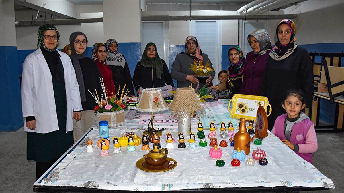 Tuşba ilçesindeki okulun bodrum katında atölye oluşturan usta öğretici Neriman
