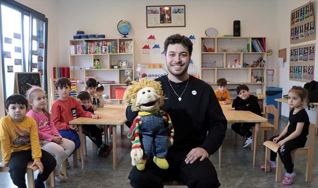 Kocaeli'de vantrilok İngilizce öğretmeni Onur Şeyhoğlu, derslerinde kuklalarıyla ve müzik