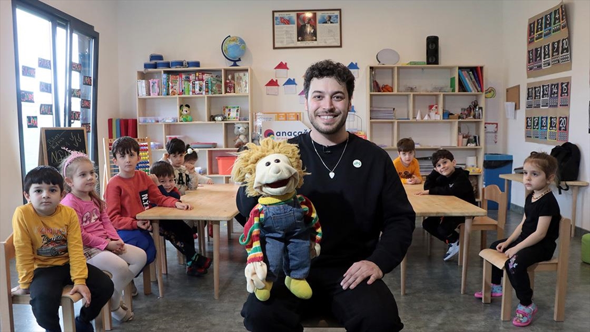 Kocaeli'de vantrilok İngilizce öğretmeni Onur Şeyhoğlu, derslerinde kuklalarıyla ve müzik