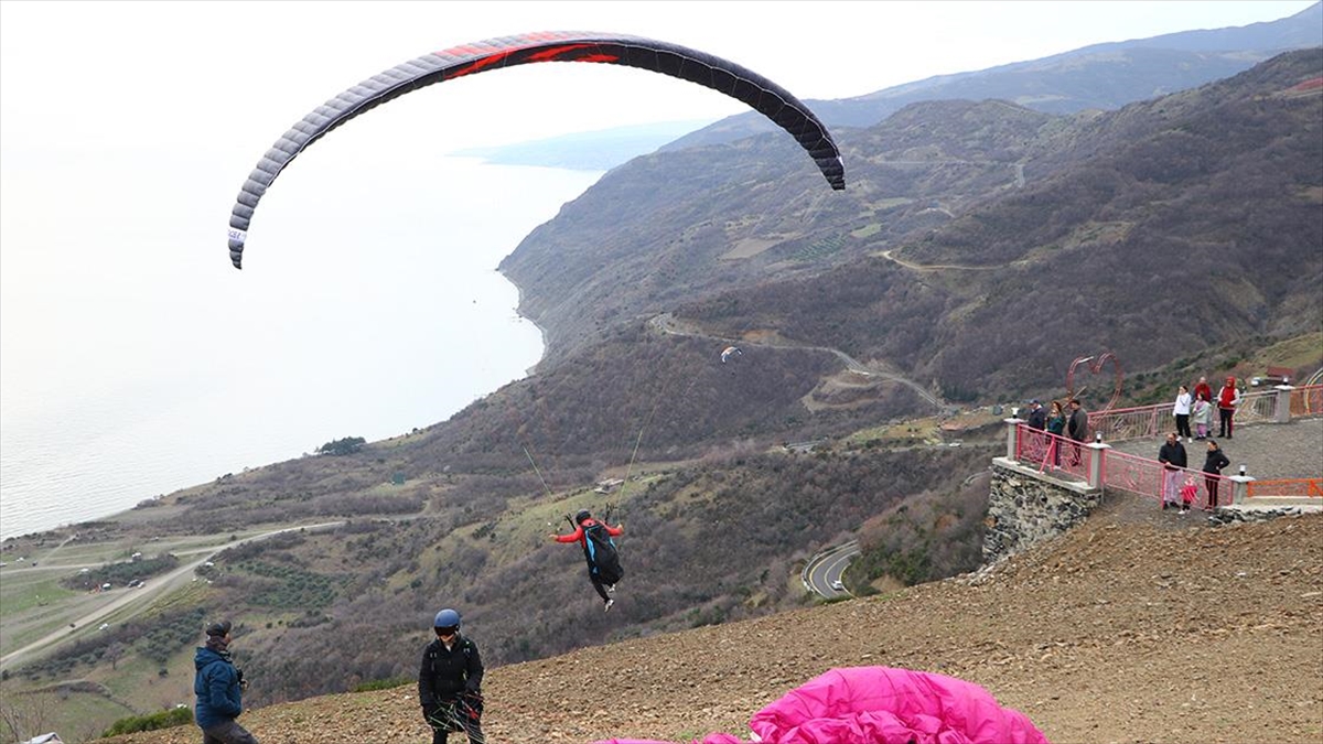 Tekirdağ'da adrenalin tutkunlarının gözde adresi Uçmakdere, yamaç paraşütü yapmak isteyen