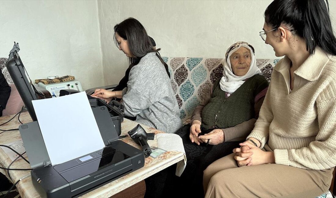 Ardahan'da, İl Nüfus ve Vatandaşlık Müdürlüğü ekipleri, kar çamur demeden