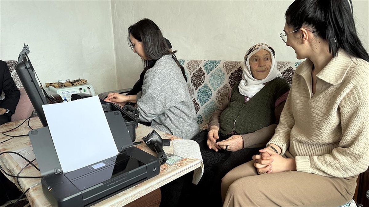 Ardahan'da, İl Nüfus ve Vatandaşlık Müdürlüğü ekipleri, kar çamur demeden