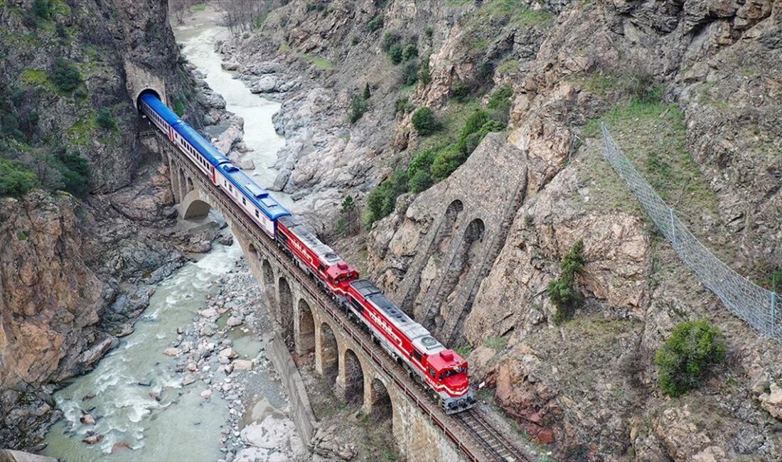 Ankara'dan başlayarak Çankırı, Karabük ve Zonguldak'ı kapsayan tanıtım turunda, yolcular,