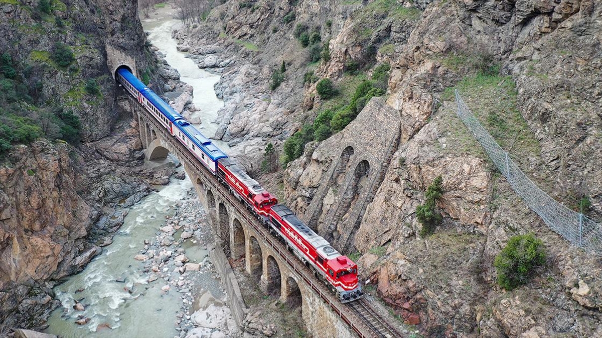 Ankara'dan başlayarak Çankırı, Karabük ve Zonguldak'ı kapsayan tanıtım turunda, yolcular,