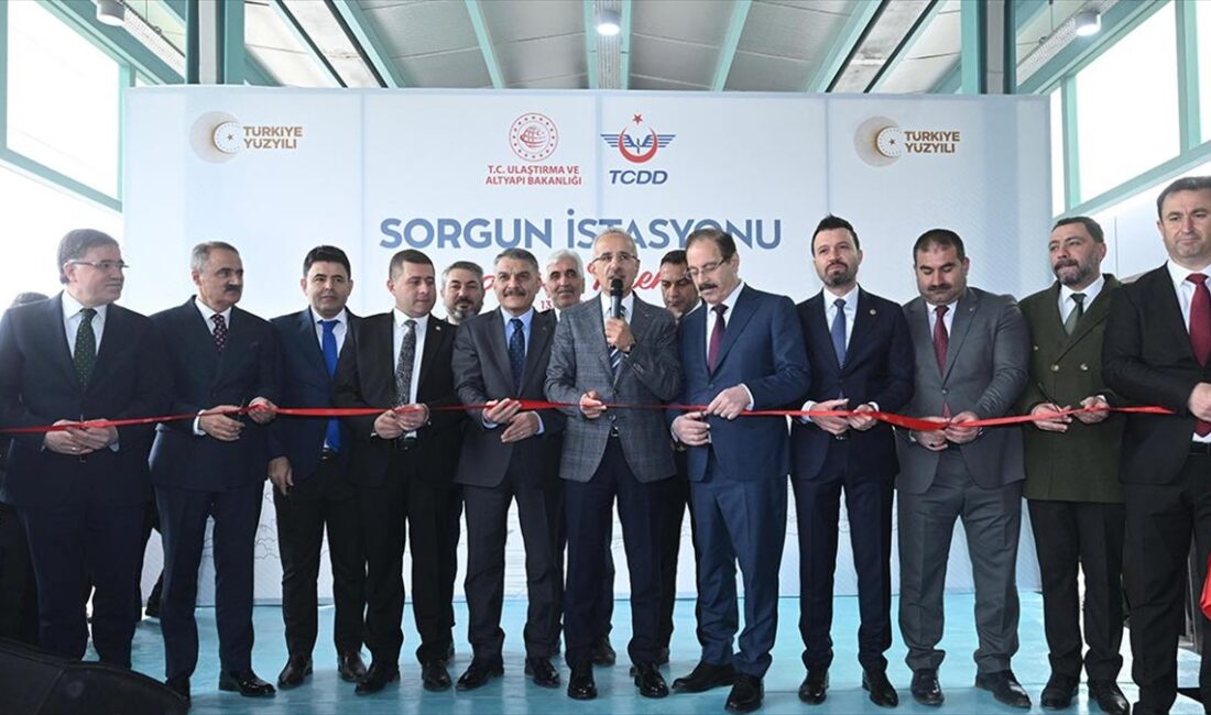 Ulaştırma ve Altyapı Bakanı Abdulkadir Uraloğlu, yüksek hızlı trenle Ankara-Sorgun