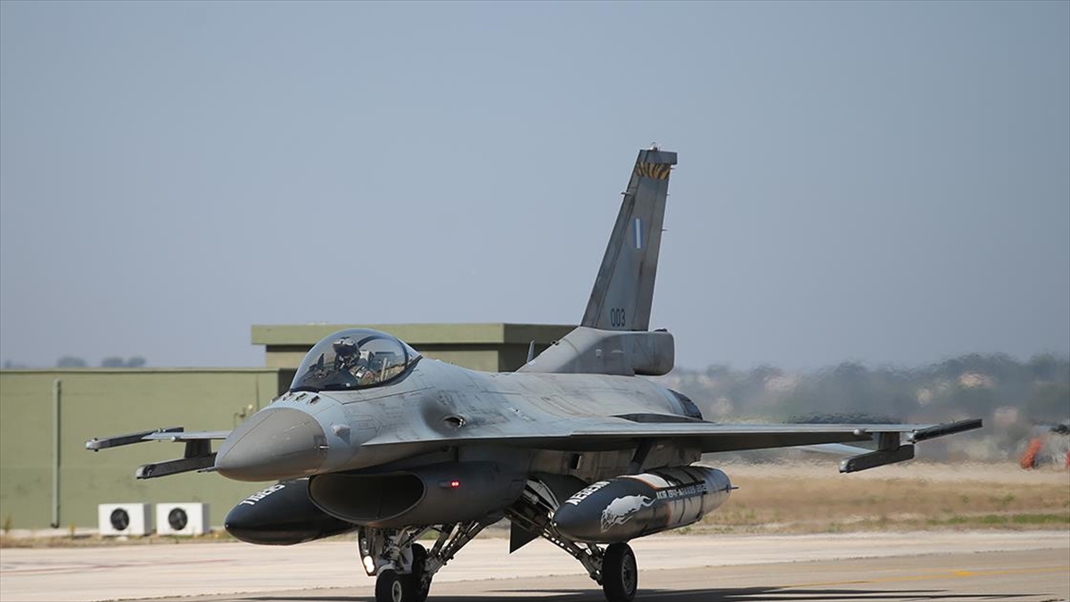 Yunan Hava Kuvvetlerine ait F-16 savaş uçağı, Ege Denizi'nde bulunan