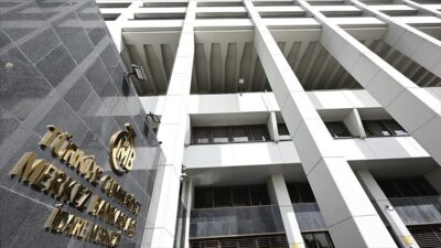 Bugün yurt içinde Türkiye Cumhuriyet Merkez Bankası'nın (TCMB) para politikası