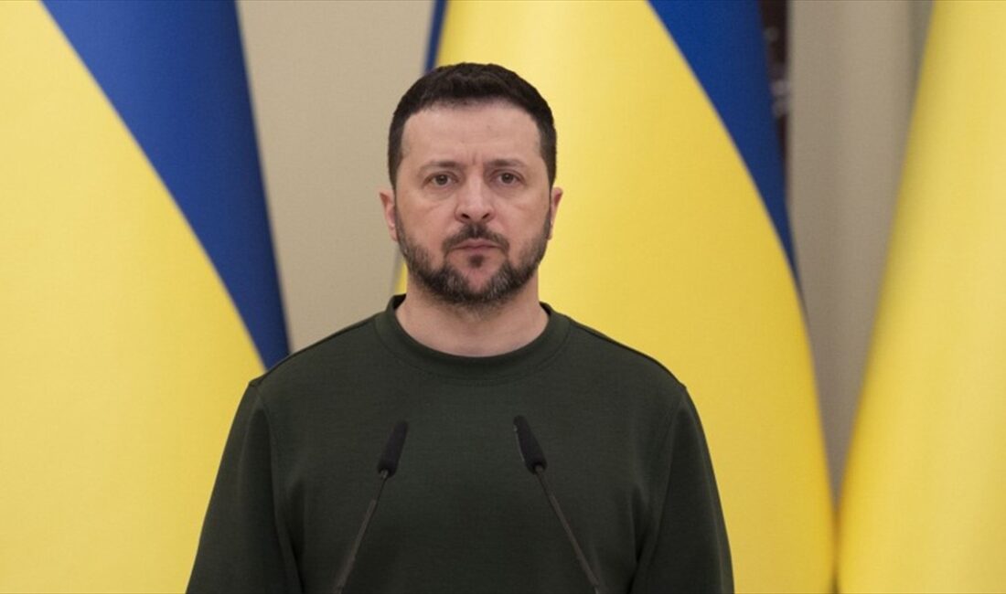 Ukrayna Devlet Başkanı Volodimir Zelenskiy, başkent Kiev'de Ukrayna ordusunda görev