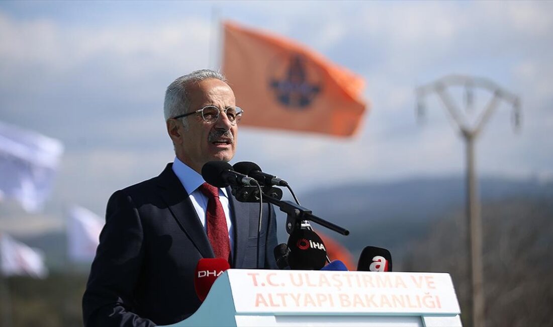 Ulaştırma ve Altyapı Bakanı Abdulkadir Uraloğlu, "Yollarımızı akıllı ulaşım sistemleriyle
