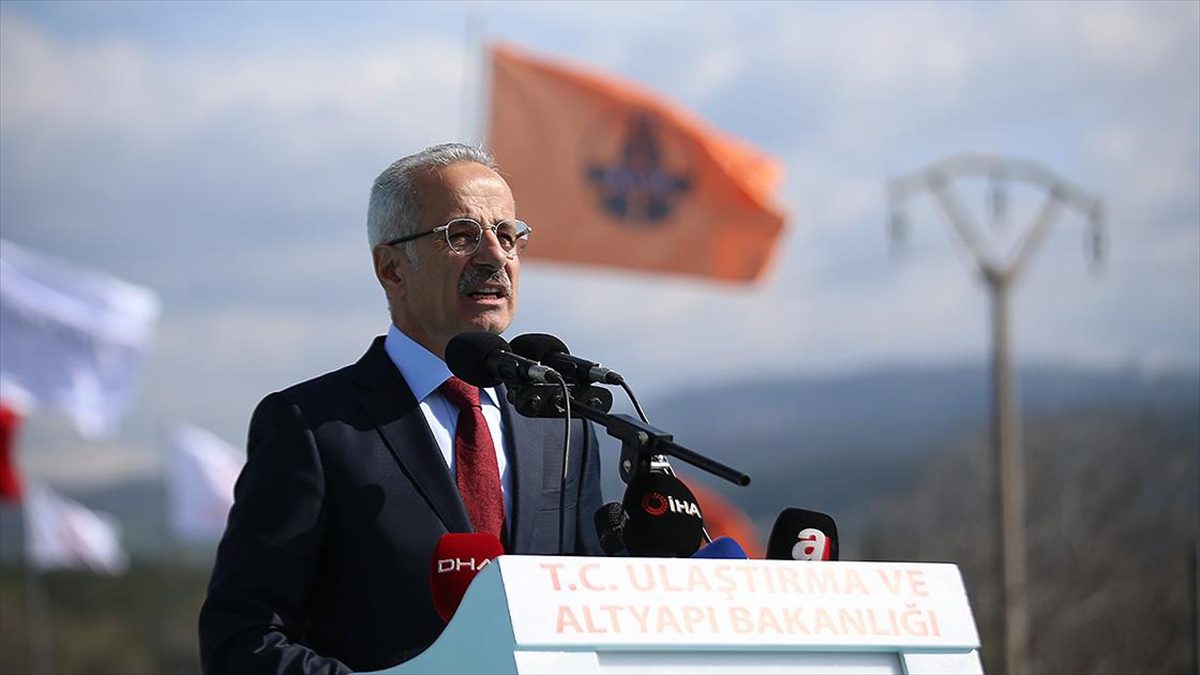 Ulaştırma ve Altyapı Bakanı Abdulkadir Uraloğlu, "Yollarımızı akıllı ulaşım sistemleriyle