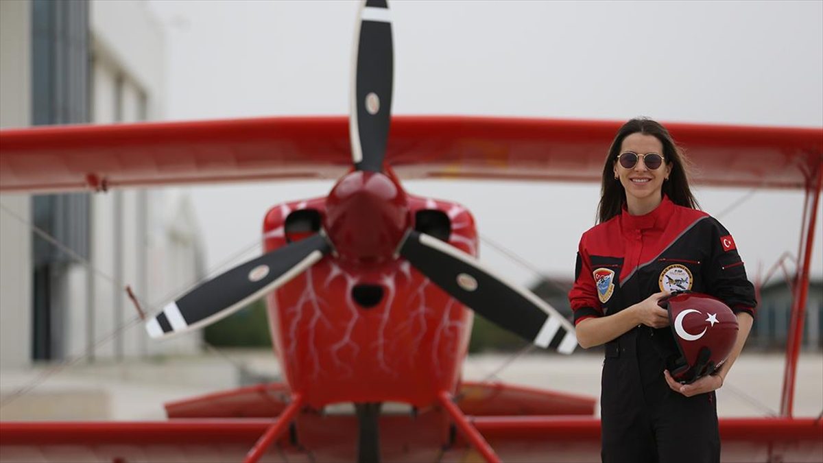 Türkiye'nin tek sivil profesyonel kadın akrobasi pilotu Semin Öztürk Şener,