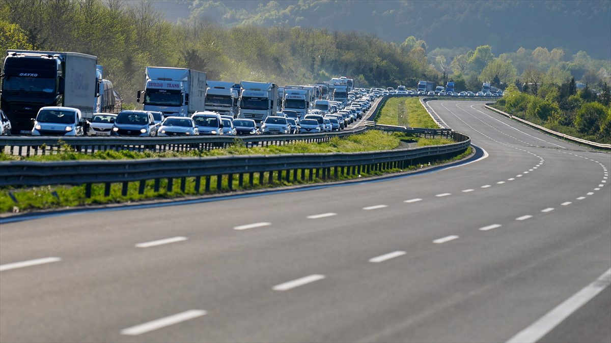 Ramazan Bayramı tatili dolayısıyla yola çıkan sürücüler, Anadolu Otoyolu'nun Düzce