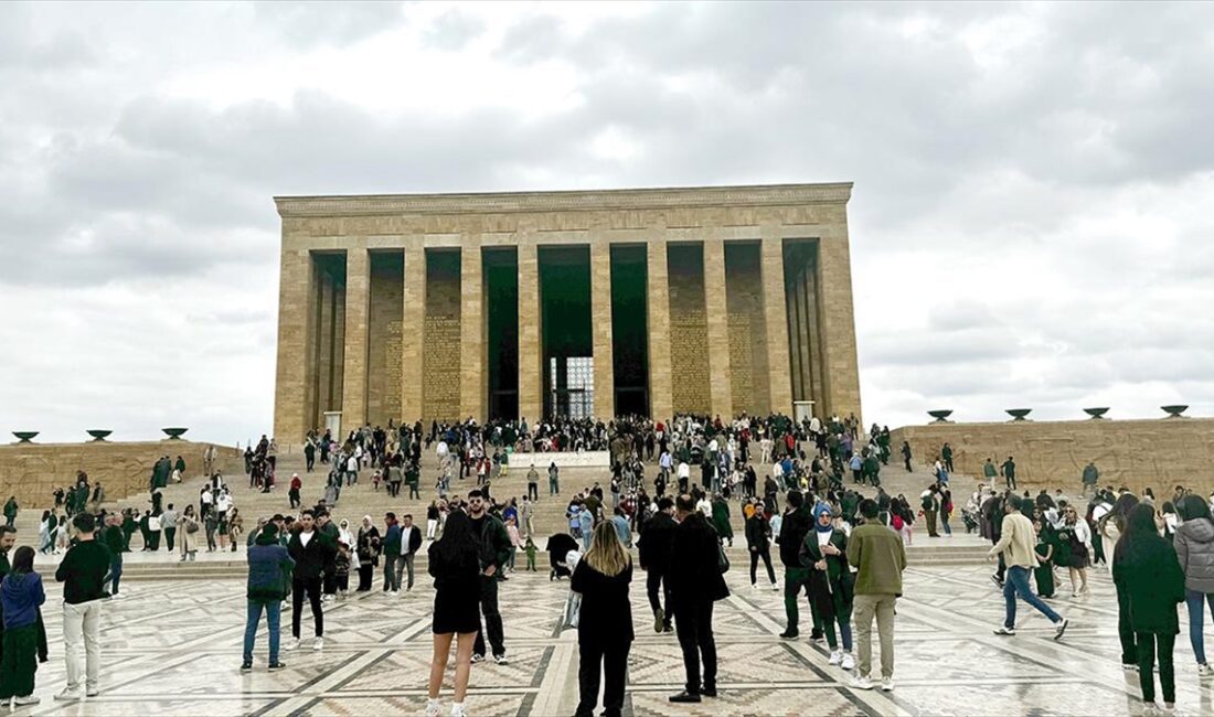 Ramazan Bayramı tatilinde çok sayıda kişi Anıtkabir'i ziyaret etti.