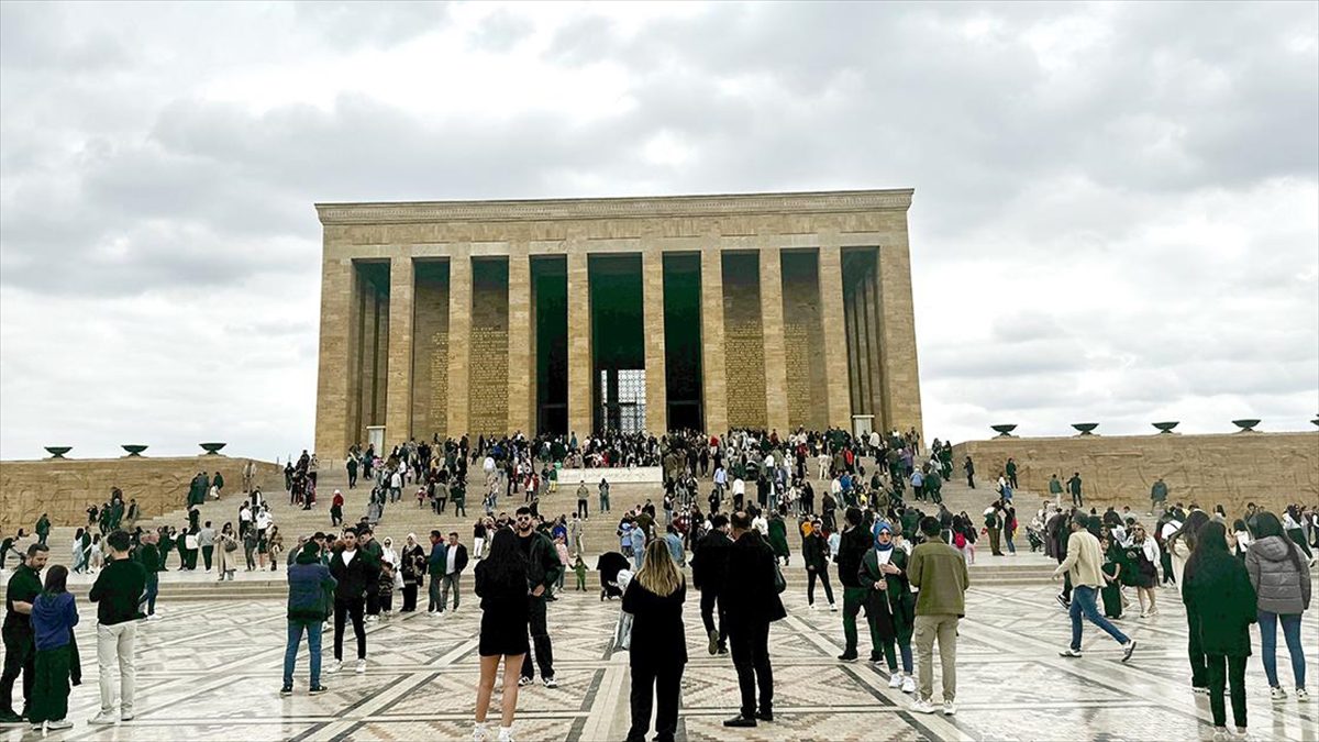 Ramazan Bayramı tatilinde çok sayıda kişi Anıtkabir'i ziyaret etti.