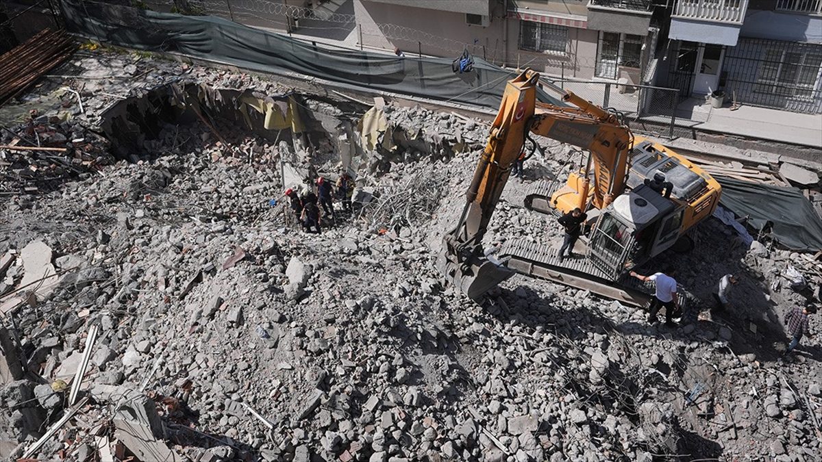 Başkentte yıkım aşamasındaki binanın moloz kaldırma çalışması sırasında çöken istinat