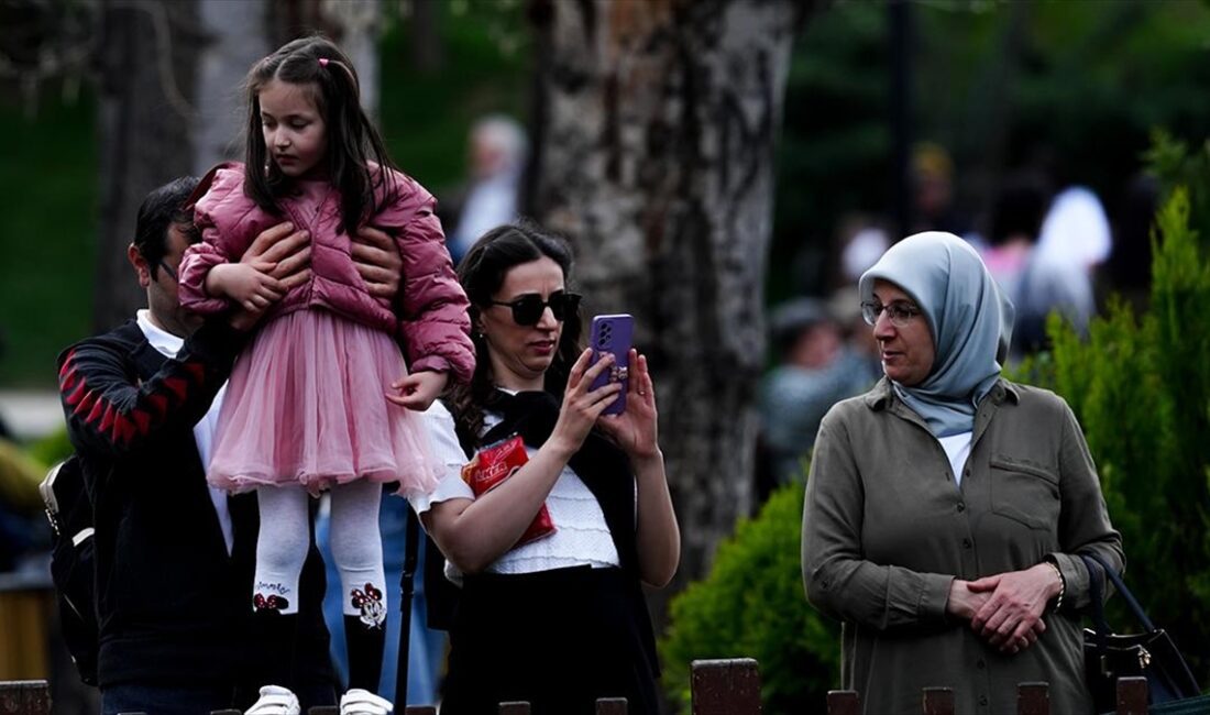 Ramazan Bayramı tatilinde güneşli havanın tadını çıkarmak isteyen başkentliler, park