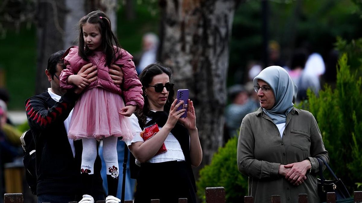 Ramazan Bayramı tatilinde güneşli havanın tadını çıkarmak isteyen başkentliler, park
