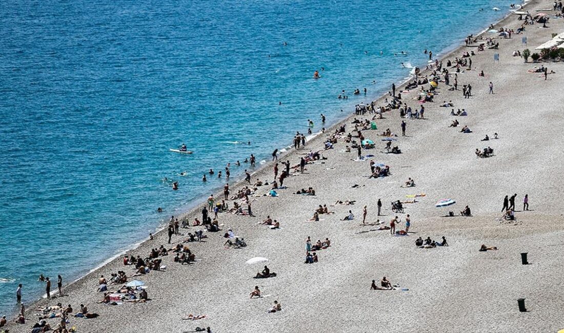 Antalya'da güneşli havayı değerlendirmek isteyenler, Ramazan Bayramı'nın ilk gününde sahillerde