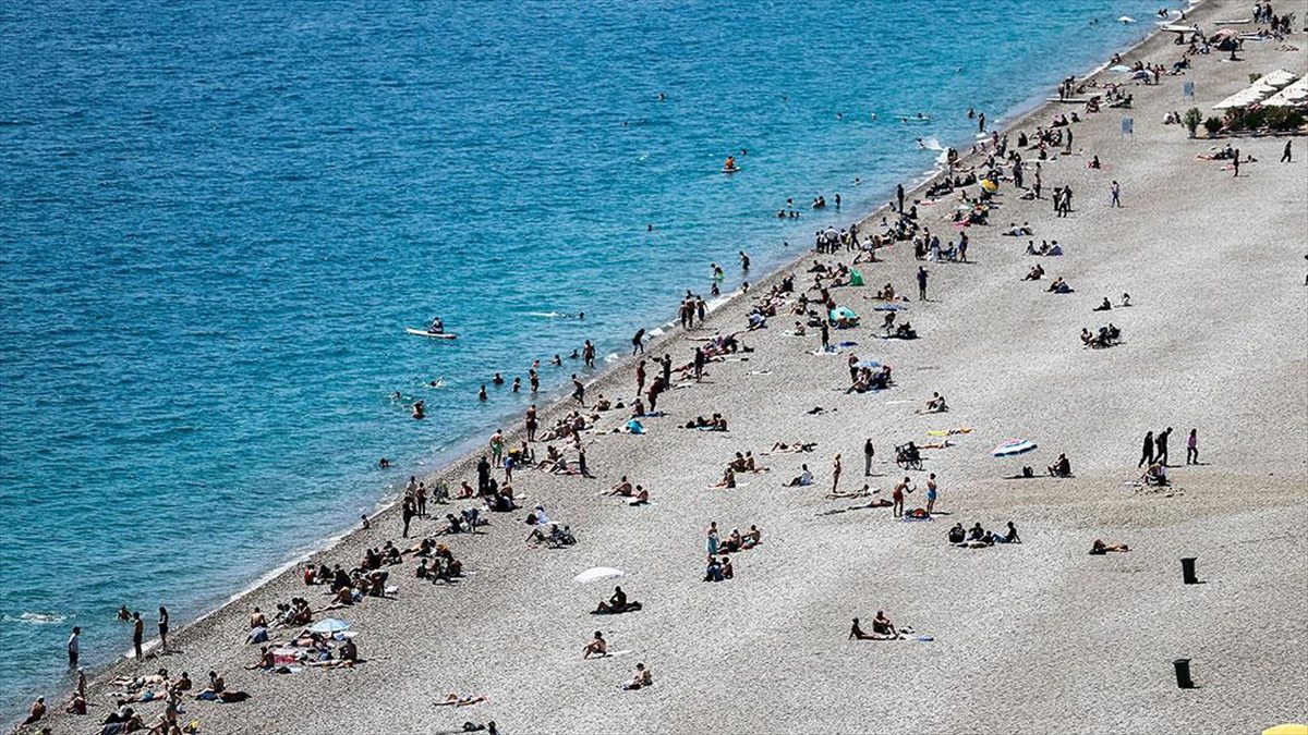 Antalya'da güneşli havayı değerlendirmek isteyenler, Ramazan Bayramı'nın ilk gününde sahillerde