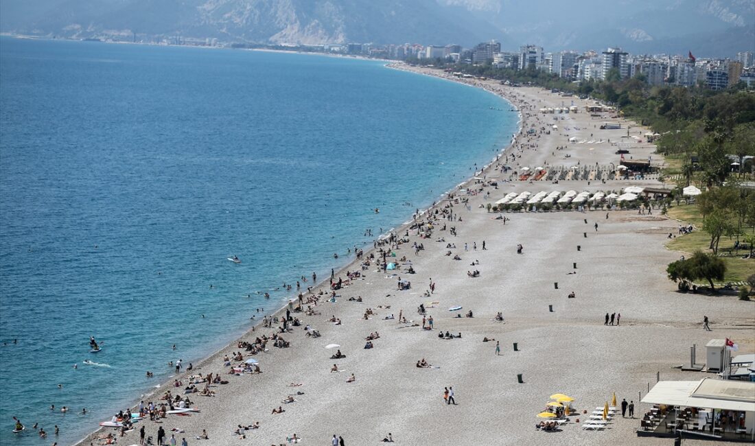 ANTALYA (AA) – Antalya'da güneşli havayı değerlendirmek isteyenler, Ramazan Bayramı'nın