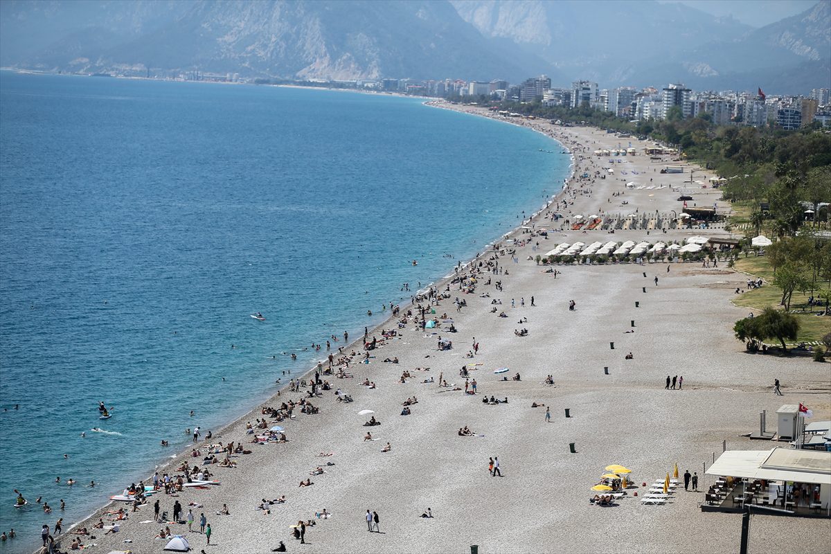 Antalya sahillerinde bayram tatili yoğunluğu yaşanıyor