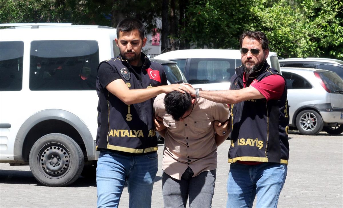 ANTALYA (AA) – Antalya'da babasının tartıştığı 2 kişinin üzerine minibüs