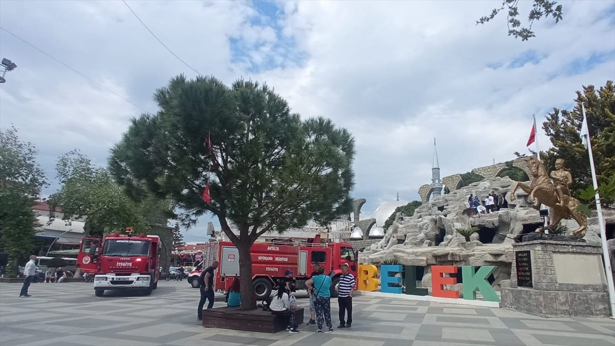 ANTALYA (AA) – Antalya'nın Serik ilçesinde yapay şelaleyi gezerken betona