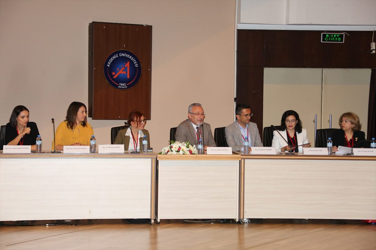 ANTALYA (AA) – Türk Üniversiteli Kadınlar Derneğince düzenlenen "Çocuk Hakları