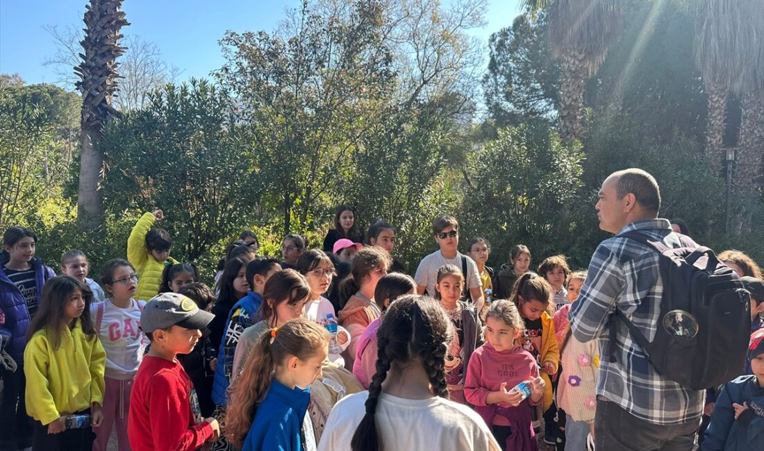 ANTALYA (AA) – Akdeniz Üniversitesi Çocuk Üniversitesinde eğlenerek öğrenmeleri için