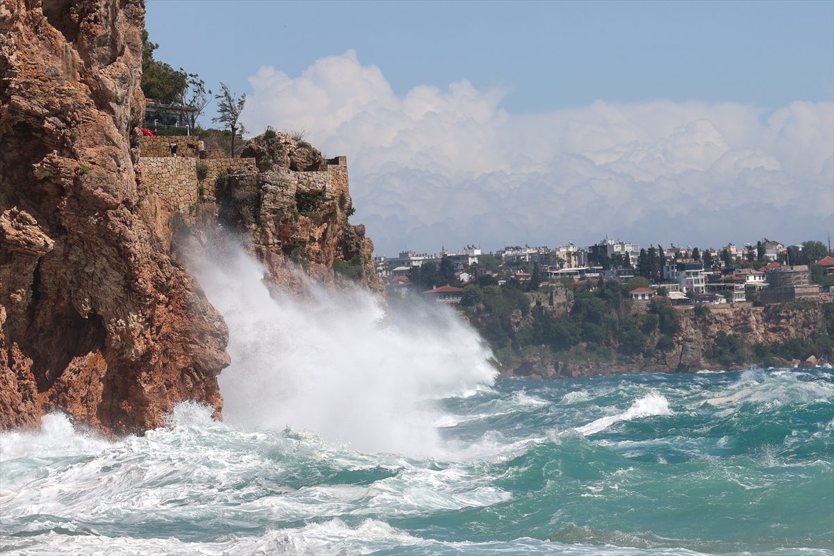 GÜNCELLEME – Antalya'da fırtına ve sağanak etkili oluyor