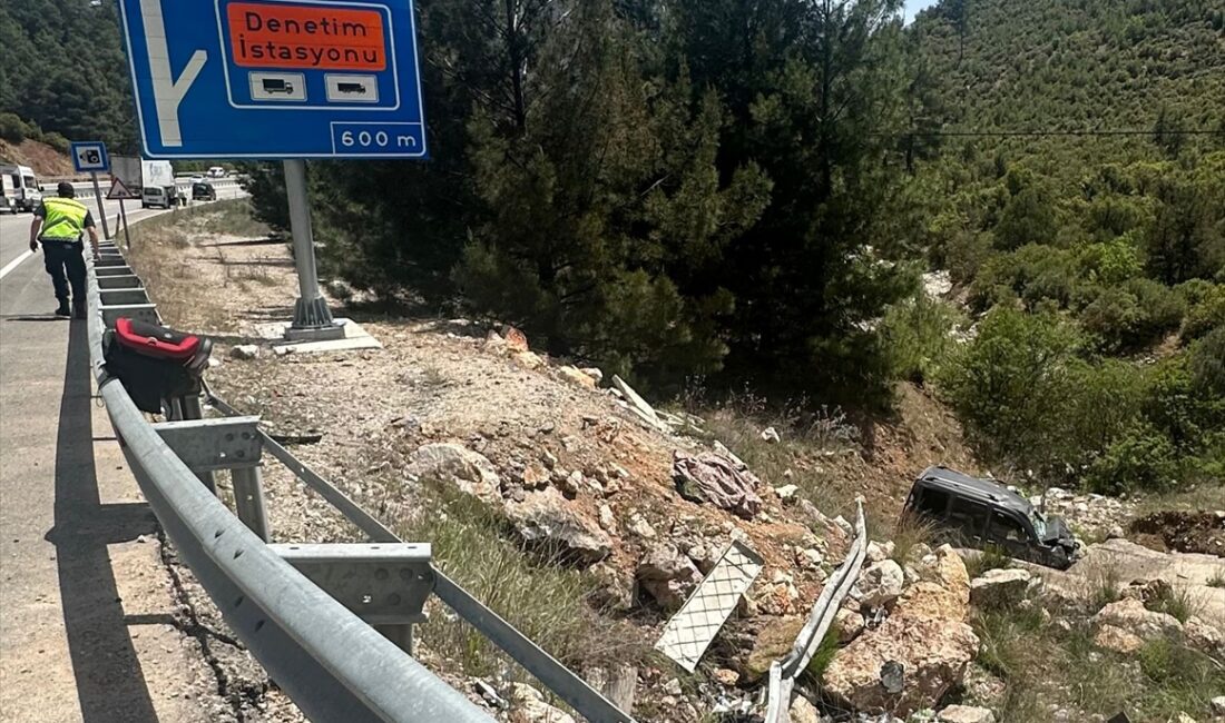 ANTALYA (AA) – Antalya'nın Korkuteli ilçesinde hafif ticari aracın devrilmesi