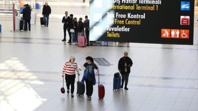 Antalya'da yaz sezonunun yaklaşmasıyla hava yolu trafiği daha da hareketlendi.