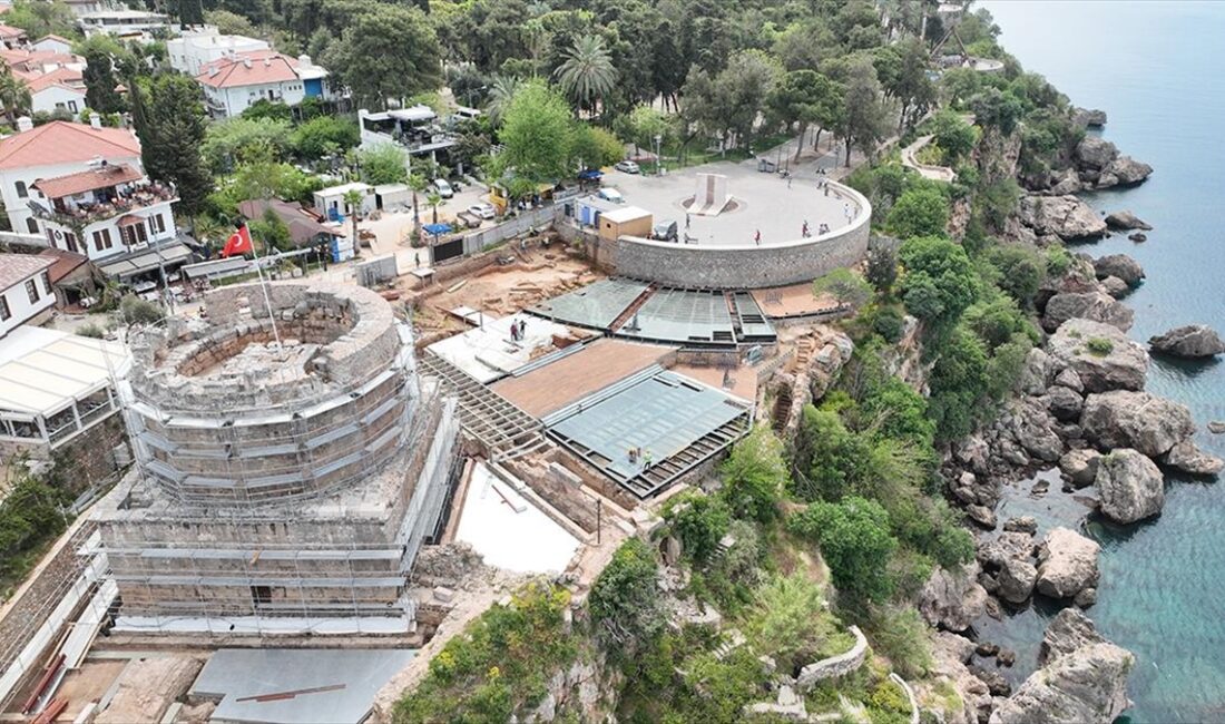 Antalya'nın simgelerinden tarihi Hıdırlık Kulesi'nde sürdürülen arkeolojik kazı ve seyir