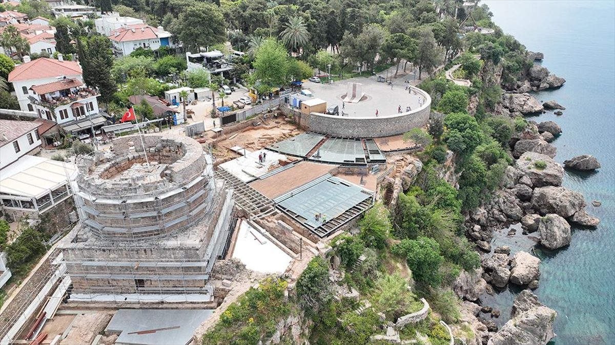 Antalya'nın simgelerinden tarihi Hıdırlık Kulesi'nde sürdürülen arkeolojik kazı ve seyir