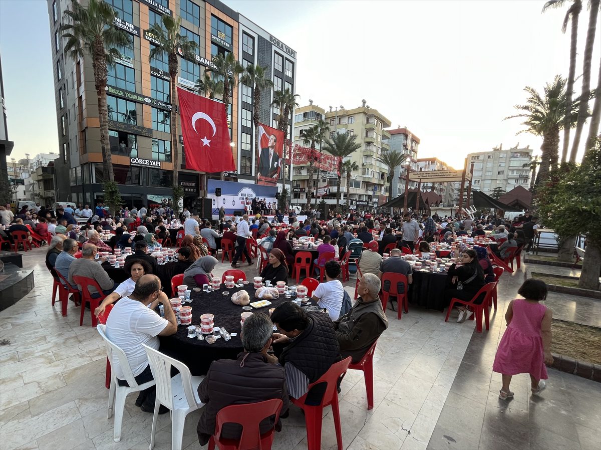 Antalya'da Kadir Gecesi iftar yemeği geleneği çeyrek asırdır devam ediyor