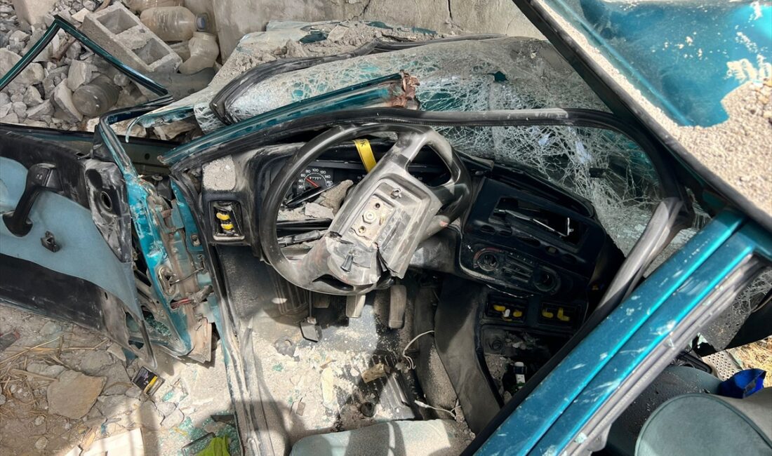 ANTALYA (AA) – Antalya'nın Alanya ilçesinde, metruk binaya çarpan otomobilin