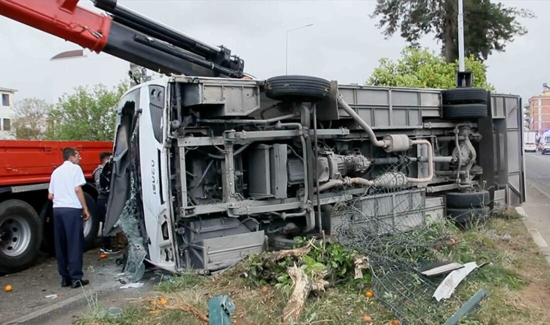 Antalya’nın Serik ilçesinde otel personelini taşıyan servis midibüsünün devrilmesi sonucu
