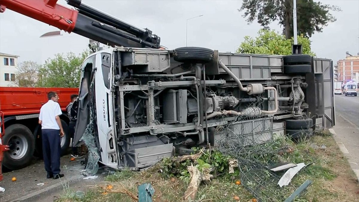 Antalya’nın Serik ilçesinde otel personelini taşıyan servis midibüsünün devrilmesi sonucu