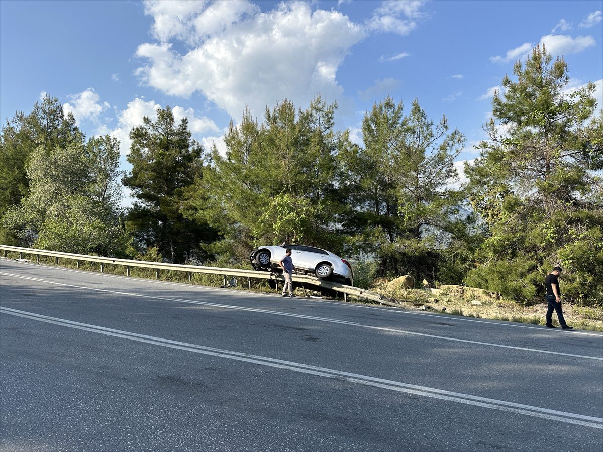 Antalya'da otomobil otoyoldaki bariyerlere çarptı, 2 kişi yaralandı