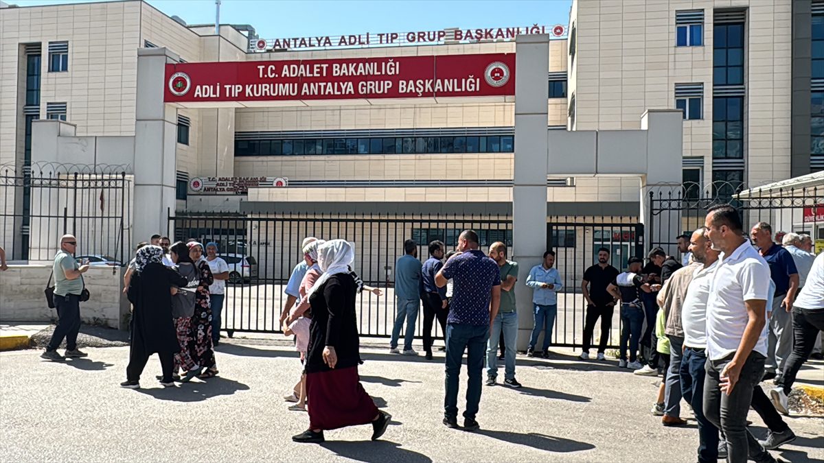 Antalya'da otomobilin altında kalarak ölen patenli çocuğun cenazesi ailesine teslim edildi