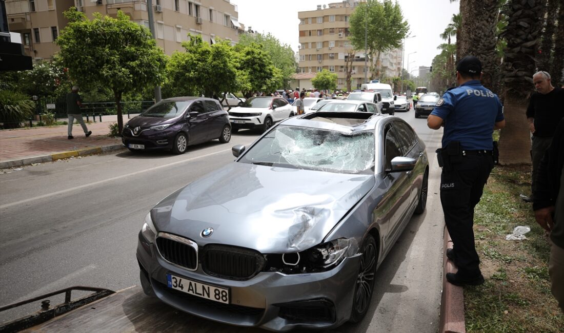 ANTALYA (AA) – Antalya'nın Muratpaşa ilçesinde otomobilin çarptığı belediye işçisi