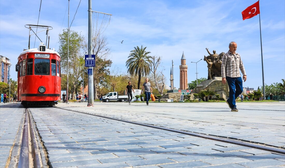 ANTALYA (AA) – Antalya Büyükşehir Belediyesine ait resmi plakalı toplu