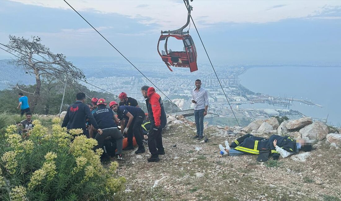 Antalya'nın Konyaaltı ilçesinde devrilen teleferik direğine çarpan kabininin parçalanması sonucu
