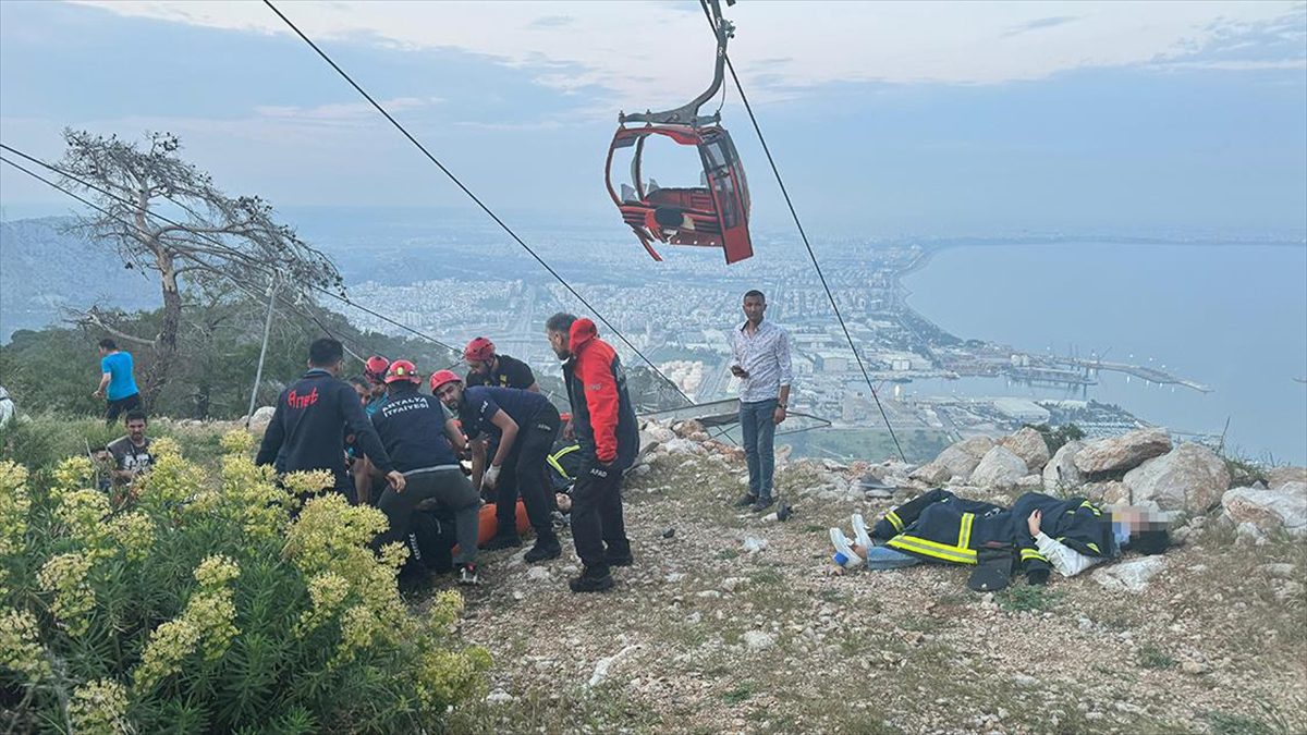 Antalya'nın Konyaaltı ilçesinde devrilen teleferik direğine çarpan kabininin parçalanması sonucu