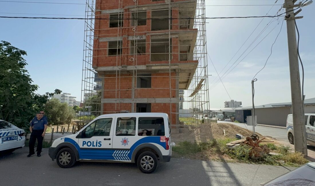 ANTALYA (AA) – Antalya'nın Kepez ilçesinde ailesiyle tartışan bir kişi