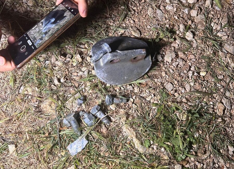 - Kayıtlarda, kabin taşıyıcı halatın sıyrıldığı makaradaki aşınma ve çevreye