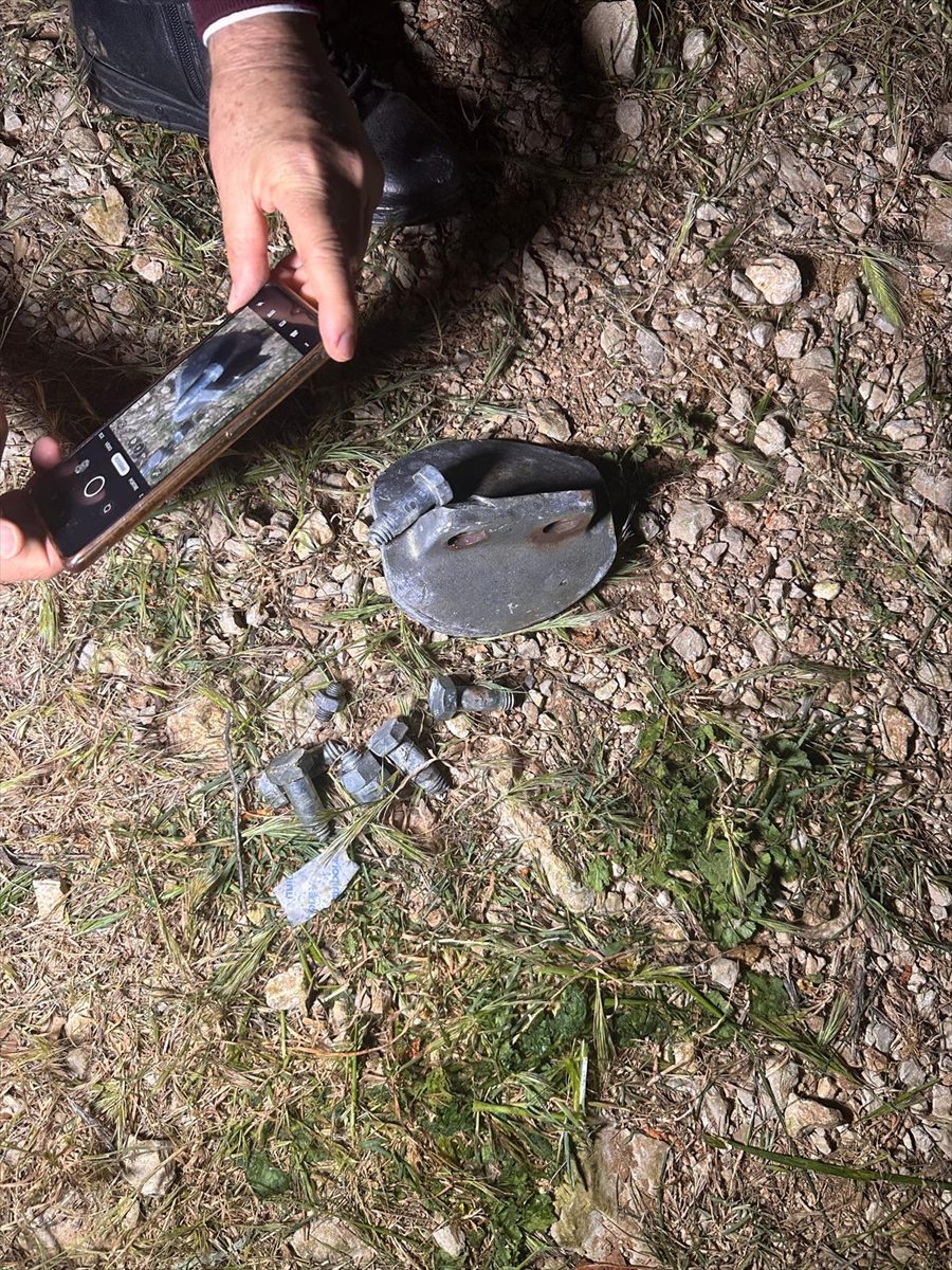 - Kayıtlarda, kabin taşıyıcı halatın sıyrıldığı makaradaki aşınma ve çevreye